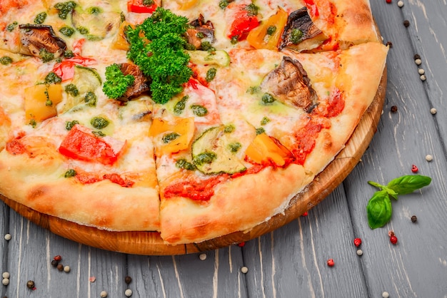 木製のテーブルで野菜のグリルと伝統的なイタリアのピザ