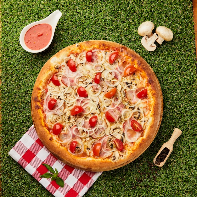 Traditional italian Pizza with ham