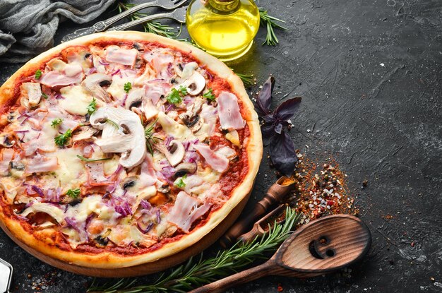 Pizza tradizionale italiana con funghi e pancetta vista dall'alto spazio libero per il testo stile rustico