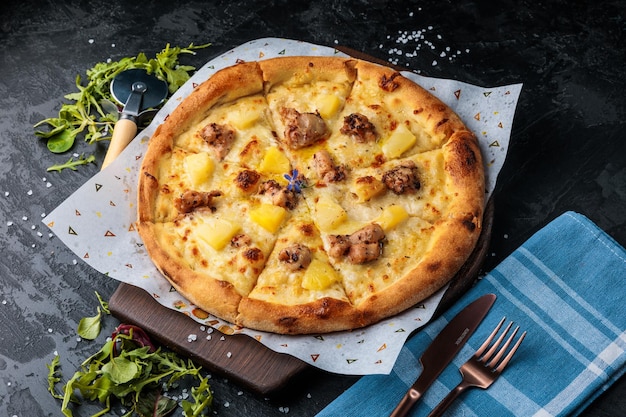 Pizza tradizionale italiana con salame formaggio pomodori funghi verdi vista dall'alto in pietra scura t