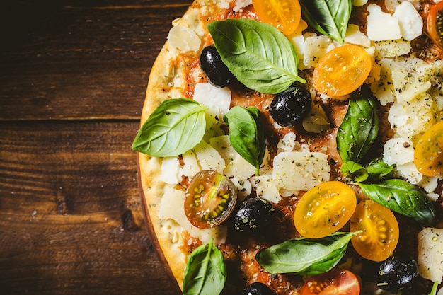 Традиционная итальянская пицца на деревянном столе