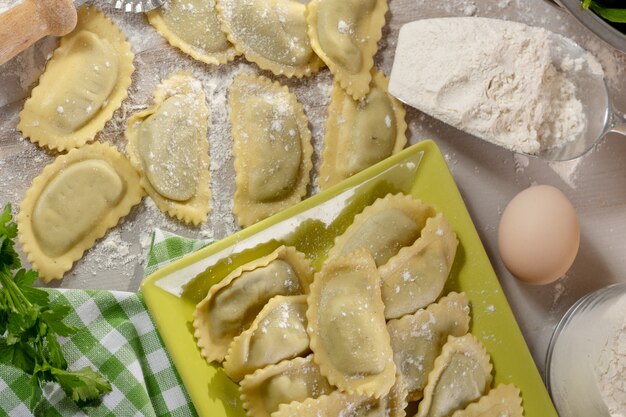 チーズとほうれん草でいっぱいの伝統的なイタリアのラビオリ