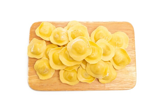 Photo traditional italian ravioli pasta on white background