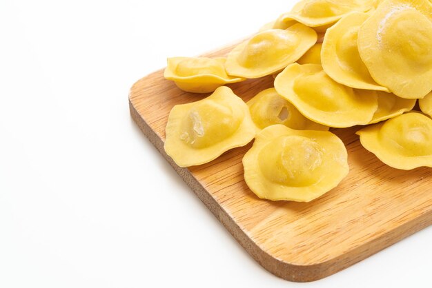 Photo traditional italian ravioli pasta on white background