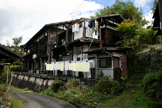 Photo traditional japanese houses on the nakasendo trail between tsumago and magome in kiso valley japan