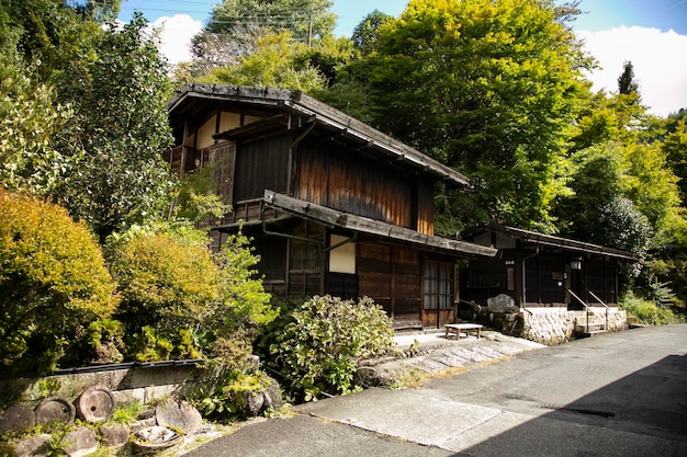Photo traditional japanese houses on the nakasendo trail between tsumago and magome in kiso valley japan