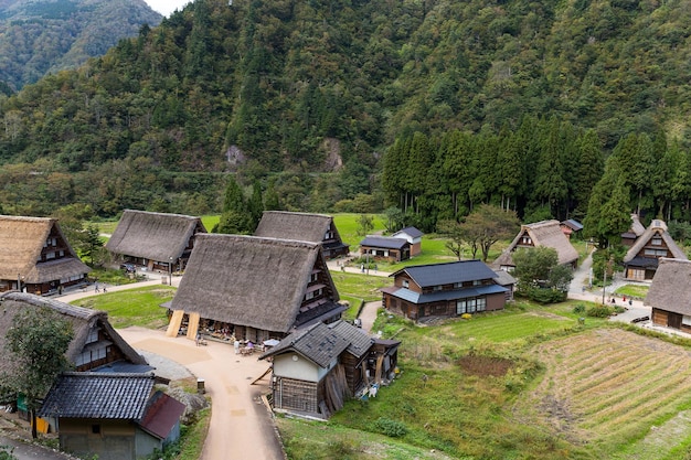 森の中の伝統的な日本の古い村