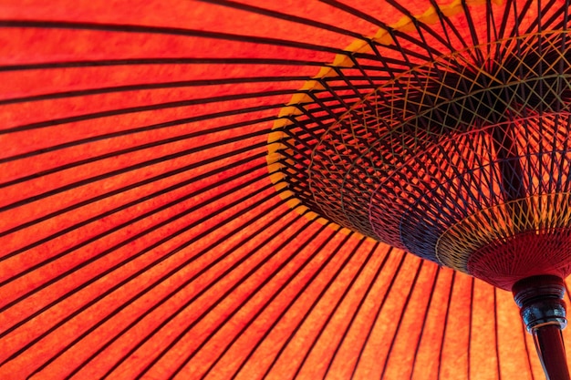 日本の伝統的な赤い紙傘