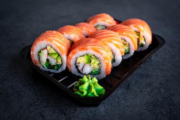 Photo traditional japanese rolls with salmon in box