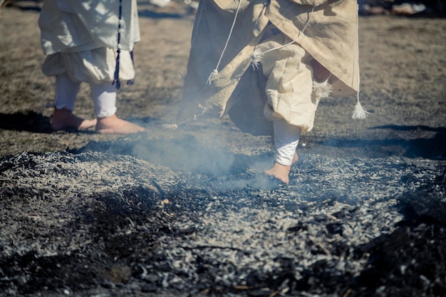 Foto un rituale tradizionale giapponese dello shintoismo chiamato goma che cammina sul fuoco a nagano