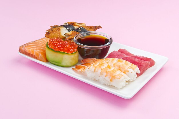 I sushi giapponesi tradizionali hanno messo su un piatto bianco