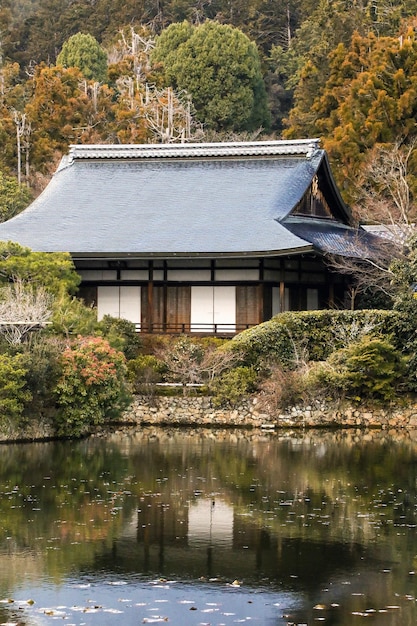 사진 가을의 자연으로 둘러싸인 일본 전통 목조 건축 주택