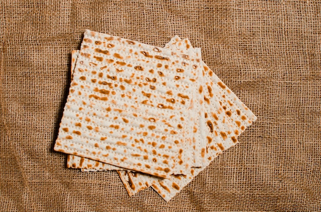 Photo traditional jewish holiday pesach. traditional jewish festive fo