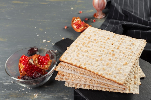 부활절 pesah를위한 전통적인 유대인 정결 한 matzo