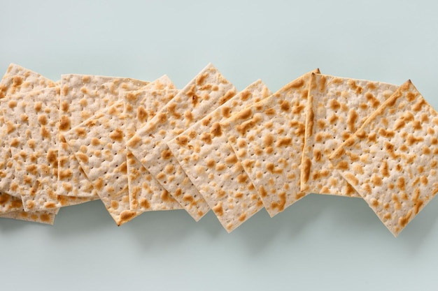 Matzo kosher ebraico tradizionale per la pasqua su sfondo blu