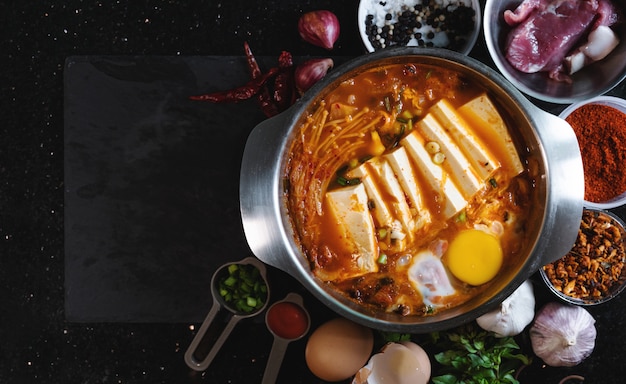 한국 전통 음식, 김치 찌개. 복사 공간이있는 평면도