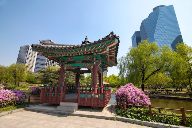 Фото Традиционный корейский дом в парке в сеуле, корея