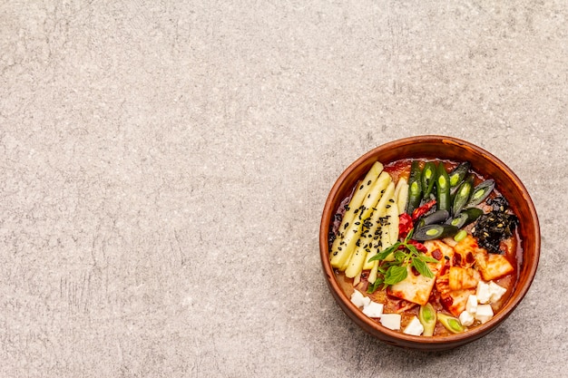 キムチ、豆腐、野菜の韓国の伝統的なスパイシーなスープ。健康的な食事のための温かい料理