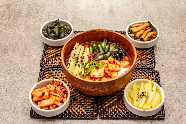 김치, 두부, 야채를 넣은 한국 전통 매운 스프. 건강한 식사를위한 따뜻한 요리