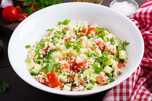 Foto insalata tradizionale libanese tabbouleh couscous con prezzemolo pomodoro cetriolo limone e olio d'oliva cucina mediorientale