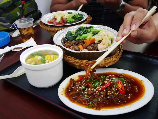 Cucina tradizionale locale e cinese fusion con cucina in stile shantou o swatow su piatto per clienti serviti al ristorante caffetteria nella città vecchia di teochew nella città di chaozhou nel guangdong, cina