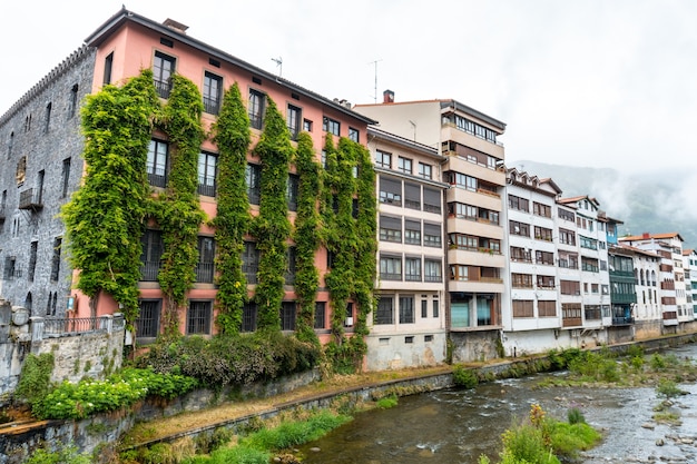 Case locali tradizionali nella città di azkoitia vicino al fiume urola, gipuzkoa. paesi baschi