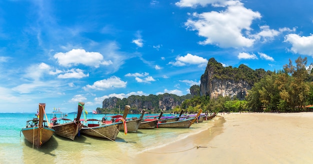 Railay 비치, 크라비, 태국에 전통적인 긴 꼬리 보트