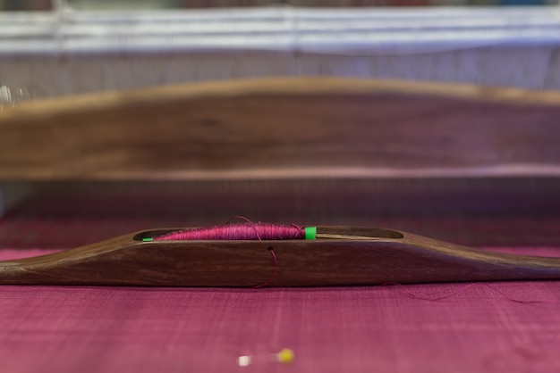 伝統的な織機ビンテージスタイルは、繭からタイのシルクを作るための織りのツールです