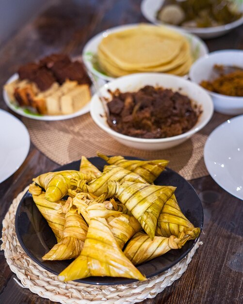 Photo traditional malay food and cookies during ramadan and eid mubarak hari raya aidilfitri