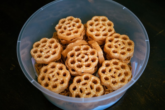 Foto tradizionale snack di biscotti malesi noto come kuih loyang per l'eid fitr, l'ead adha e il ramadan