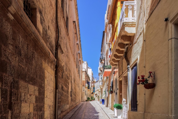 Photo traditional maltese limestone buildings with balconies in the alleys of birgu citta vittoriosa