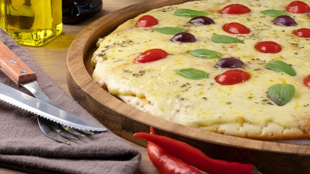 伝統的なマルゲリータピザをクローズアップ。