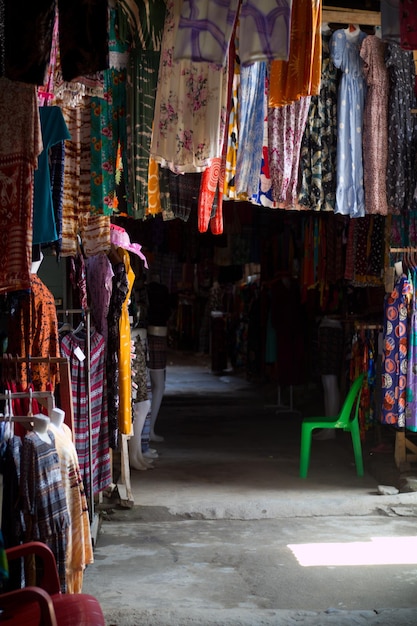 Foto mercato tradizionale di bukit lawang, una delle migliori destinazioni turistiche dell'indonesia