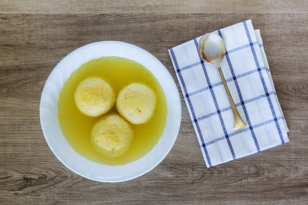 ユダヤ人の過越祭のための伝統的なマツァボールスープ