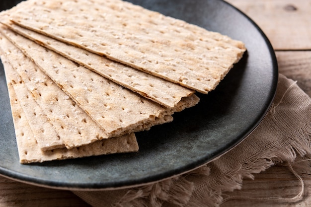 사진 나무 테이블에 전통적인 matzah 빵