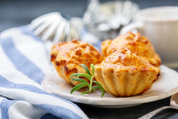 Традиционные мясные мини пирожки на тарелке