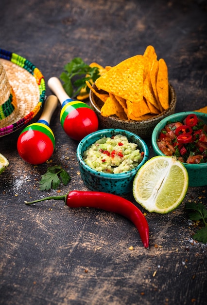 Foto cibo tradizionale messicano nachos salsa guacamole tequila