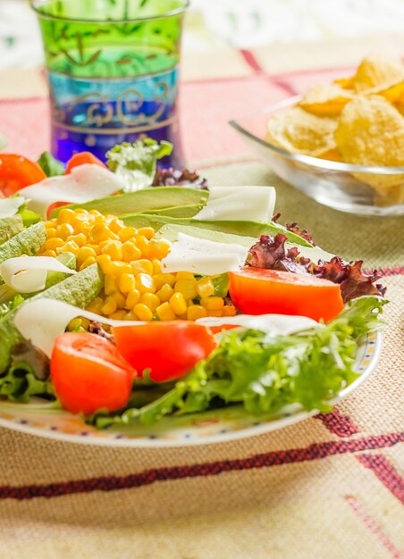 Cibo messicano tradizionale con insalata e nachos