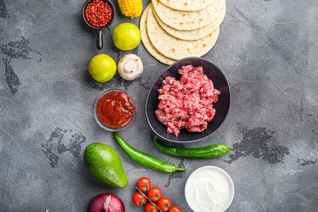 肉と伝統的なメキシコのトルティーヤ食材