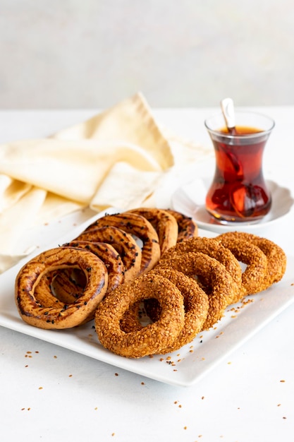 Foto biscotti tradizionali ad anello di sesamo del medio oriente chiamati kandil simidi bagel di sesamo turco primo piano