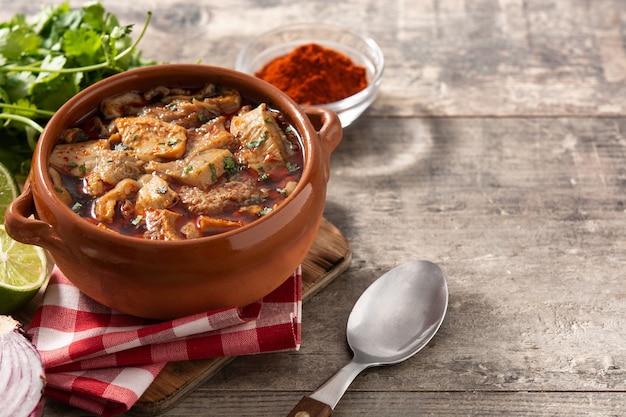 Photo traditional mondongo or el menudo soup on wooden table