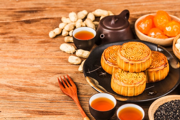 Photo traditional mooncakes on table setting with teacup.