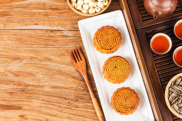 Mooncakes tradizionali sul tavolo con teacup.