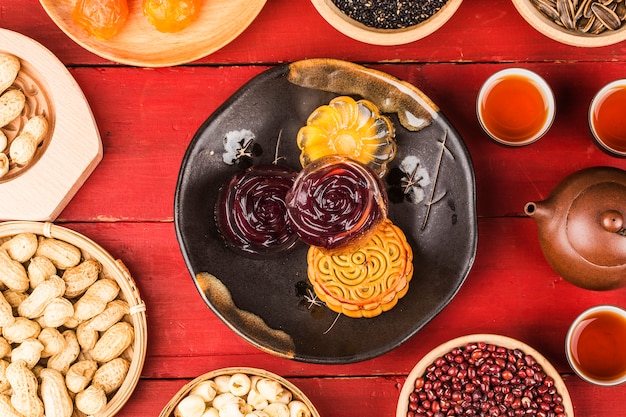 Mooncakes tradizionali sul tavolo con teacup.