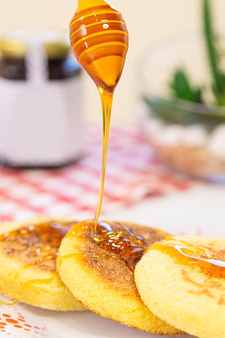 Photo traditional moroccan harcha semolina and honey with harsha bread pancake freshly cooked
