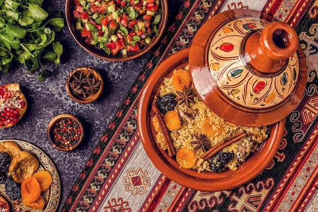 Foto tajine tradizionale marocchina di pollo con frutta secca e spezie