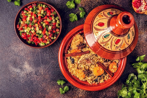 Photo traditional moroccan tajine of chicken with dried fruits and spices