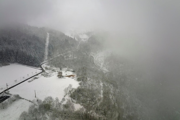 Cabine e case remote di montagna tradizionali negli altopiani invernali