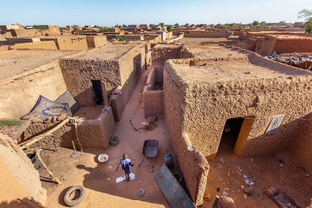 Vista dall'alto dei quarti del centro della città di architettura africana tradizionale del fango