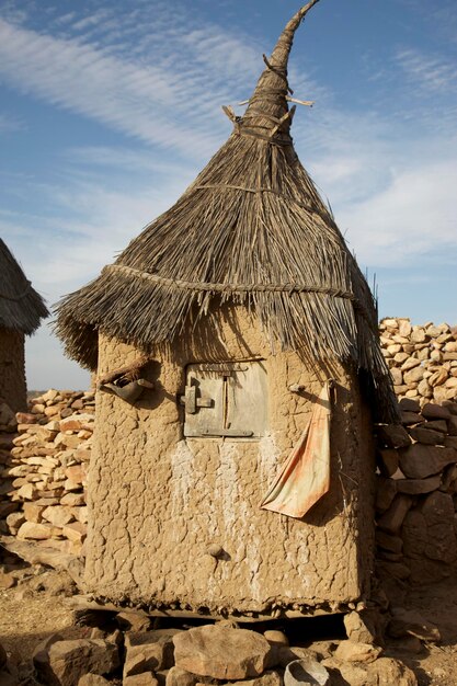 전통적인 진흙 벽돌 도곤 컨트리 하우스 말리